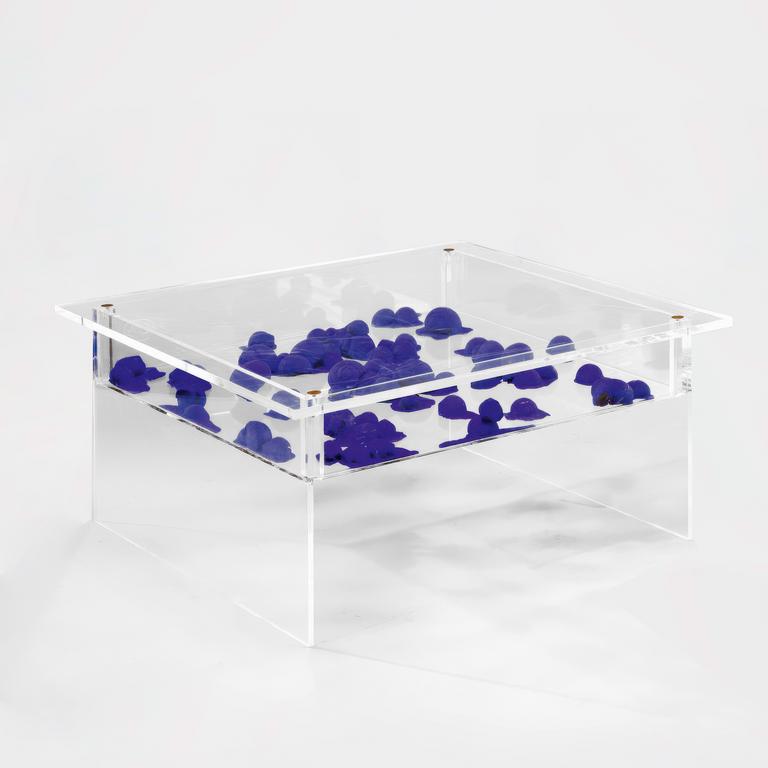 Catalogue raisonné, Claude Gilli, Table aux escargots bleu Klein — 