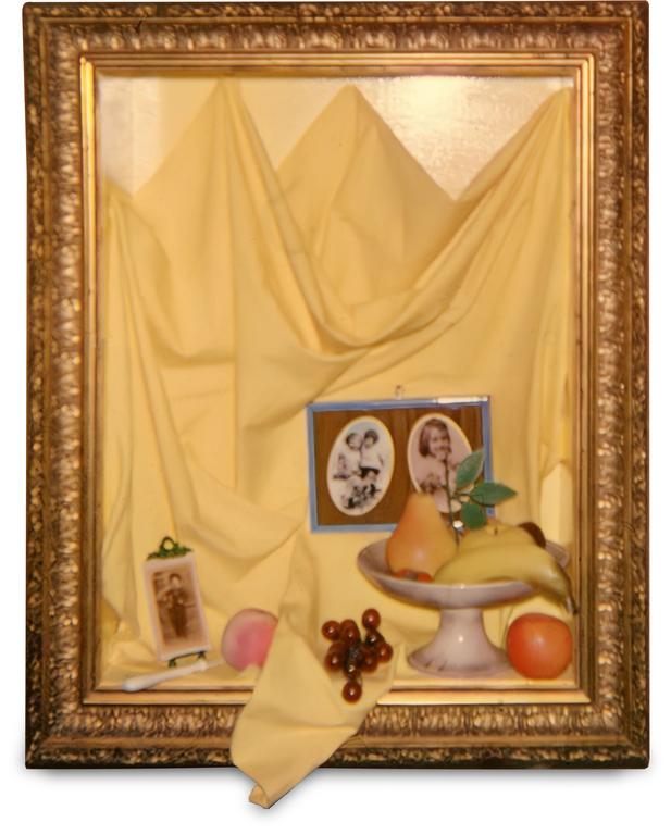 Catalogue raisonné, Claude Gilli, Ex-voto (fruits et tissu jaune) — circa 1962