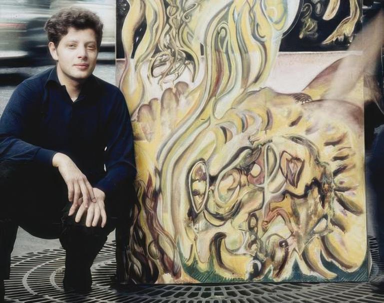 Jean-Jacques Lebel, portrait en 1957 devant son oeuvre Le soleil est la substance, photo Erro