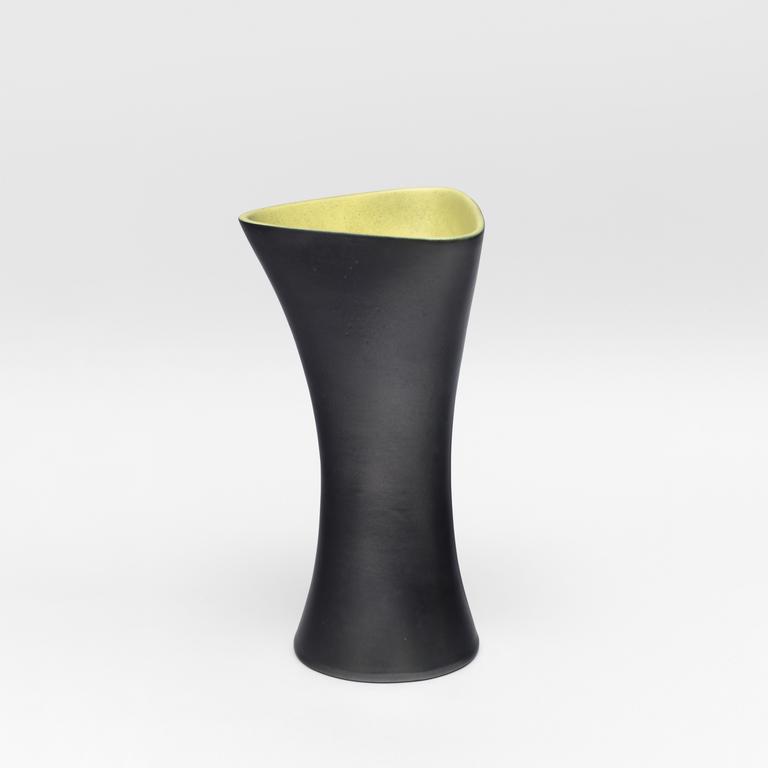 Catalogue raisonné, Pol Chambost, Vase triangle (noir anis). Modèle 1099 — 1955