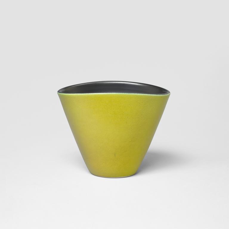 Catalogue raisonné, Pol Chambost, Vase cornet (jaune noir). Modèle 709 B — circa 1949