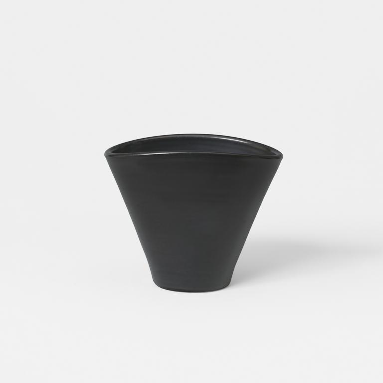 Catalogue raisonné, Pol Chambost, Vase cornet (noir). Modèle 709 B — circa 1959