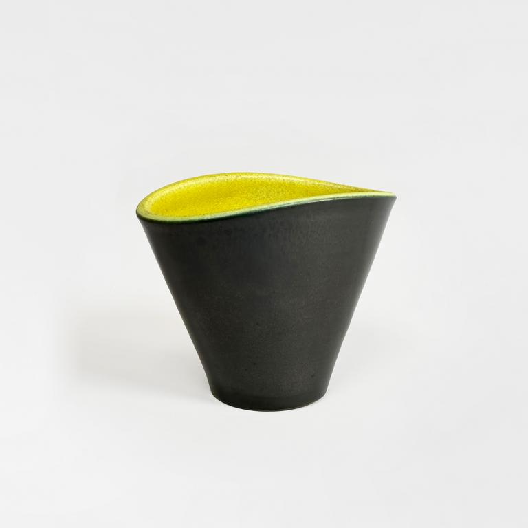 Catalogue raisonné, Pol Chambost, Vase cornet (noir jaune). Modèle 709 — 1953