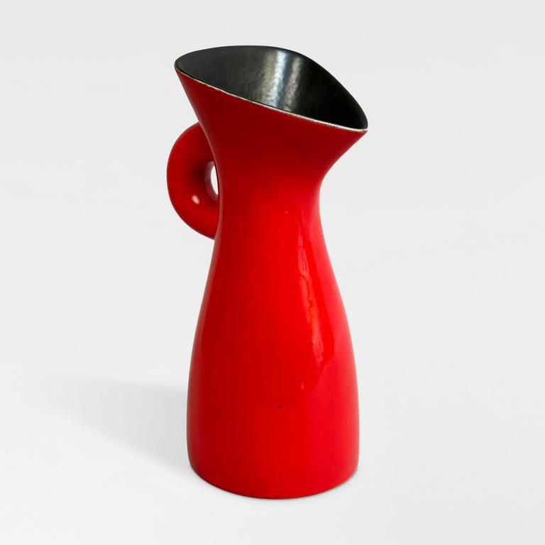 Catalogue raisonné, Pol Chambost, Pichet à ouverture triangulaire (rouge). Modèle 2000 — 1956