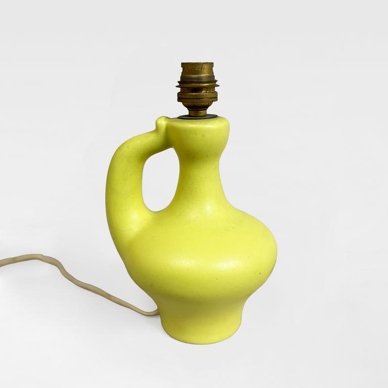 Catalogue raisonné, Pol Chambost, Petit pied de lampe anthropomorphe à un bras (jaune). Modèle 1085 — 1955