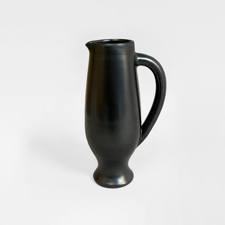 Catalogue raisonné, Pol Chambost, Pichet sur pied douche (noir). Modèle 1014 A — 1954