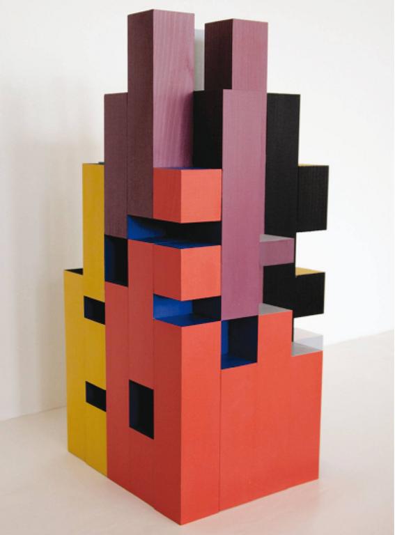 Art construit- sculpture multicolore, acrylique sur bois, H 40x20x20 cm.