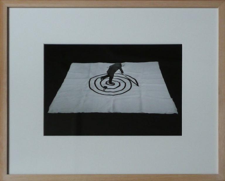 Gilbert Garcin trace Ã  main levÃ©e une immense spirale