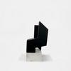 totem noir sur socle blanc