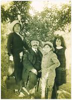 Photo Les  cousins germains Madeleine (Mady), Stefan et Daria avec Bedros (père de Stefan et Mady)
