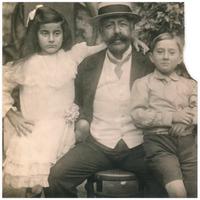 Photo Les cousins germains, Daria et Stefan, les plus jeunes enfants avec Bedros, le père de Stefan