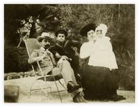 Photo Armenag (père de Daria),Yervant (frère de Daria), Galing (mère de Daria) et Daria bébé