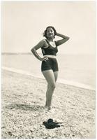 Photo Daria sur la plage de Cagnes sur Mer en juillet 1930