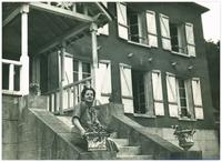 Photo Daria sur le devant de sa maison à la Michelière