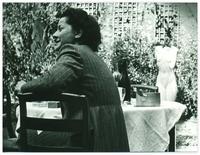 Photo Daria dans le jardin Villa Spontini, avec au fond la sculpture le torse en pierre vers 1950