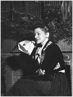 Photo Daria costume hongrois veste noire en velours brodée de dessins blancs