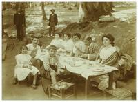 Photo Familles Gamsaragan et Djabourov attablées