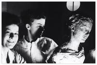 Photo Daria, Florence et le buste de Florence (vers 1966)