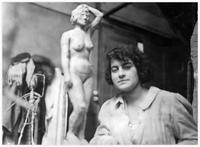 Photo Daria Gamsaragan à La Grande Chaumière avec sa sculpture d'une femme