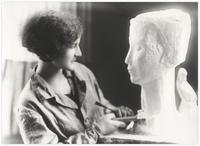 Photo Daria face à sa sculpture 1932, Paris