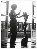 Photo Daria sculpte le bois à La Michelière