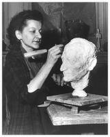 Photo Daria sculpte le buste de Charles Estienne 1957