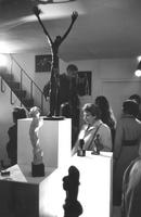 Exposition Librairie Marthe Nochy 1970, visiteurs au milieu des statues
