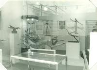 Galerie sculptures 1984 - 4 (photos par Andrée Jabès) Reflets dans la vitrine