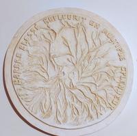 Han Suyin revers L'Arbre blessé 1 Plâtre D=31 cm © Collection Daria Gamsaragan Estate