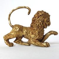 Lion une patte levée 
