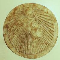 Nefertiti avers, Plâtre nombreuses taches, D=26 cm © Collection Daria Gamsaragan Estate