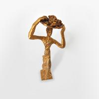 Vierge portant un panier sur la tête