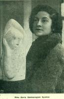 Daria et le buste en marbre blanc (photo journal)