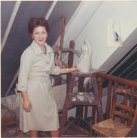 Daria et le buste en marbre blanc en 1964, à Paris