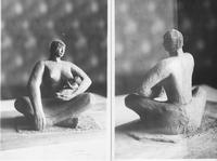 Maternité égyptienne jeune femme allaitant, assise en tailleur, jambes couvertes, bras nus, massifs, représentant la prote...