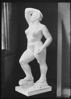 Nu, femme debout pierre 1932 (Photo Bibliothèque Kandinsky, MNAM-CCI, Centre Pompidou