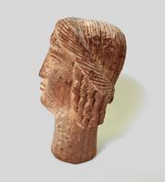 Petite tete en bois sculpté, cheveux tressés (profil) 