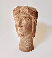 Petite tete en bois sculpté, cheveux tressés recouvert d'une peinture blanche écaillée H=11 cm. 