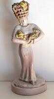 Porteuse de fruits H=21 cm avec socle terre cuite émaillée polychrome (1) panier de fruits et fruits dans les bras 