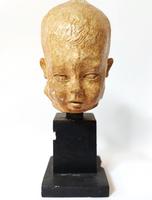 Tête de bébé (1) plâtre ou terre cuite, socle en bois deux niveaux H=10 cm hors socle 