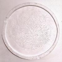 Une année amie revers Plâtre D=30 cm © Collection Daria Gamsaragan Estate