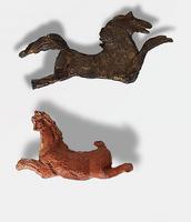 Deux petits chevaux bronze et terre cuite, sans socles
