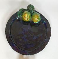 Assiette à dessert décor figues, fond émail bleu marine