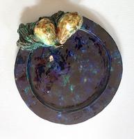 Assiette à dessert décor poires, fond émail bleu marine 