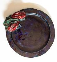 Assiette à dessert décor prunes, fond émail bleu marine D=17-18 cm 