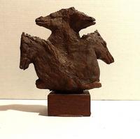 Cerbère Figurine à quatre têtes de cheval, symétrique, terre cuite H=13 cm sans socle, socle bois marron 