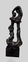 Couple qui danse, bronze noir-vert, la femme enlace l'homme