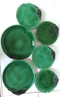 Deux grands plats et quatre assiettes, céramique émaillée vert foncé, feuilles D=23 cm assiette 
