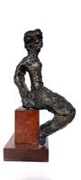 Femme assise au bord d’une chaise (1) bras en arrière, bronze H=18cm hors socle socle en bois à deux niveaux 