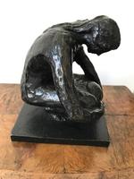 Femme assise, tête baissée, bronze noir (1) Collection privée